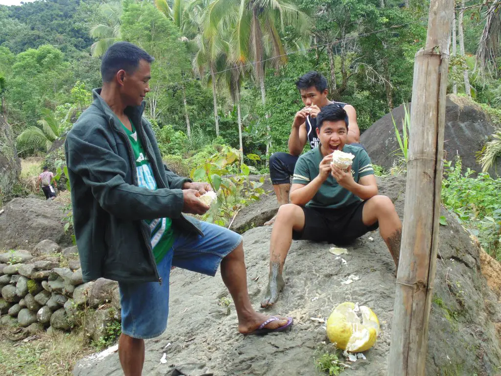 Eating pomelo at Maducayan, Natonin