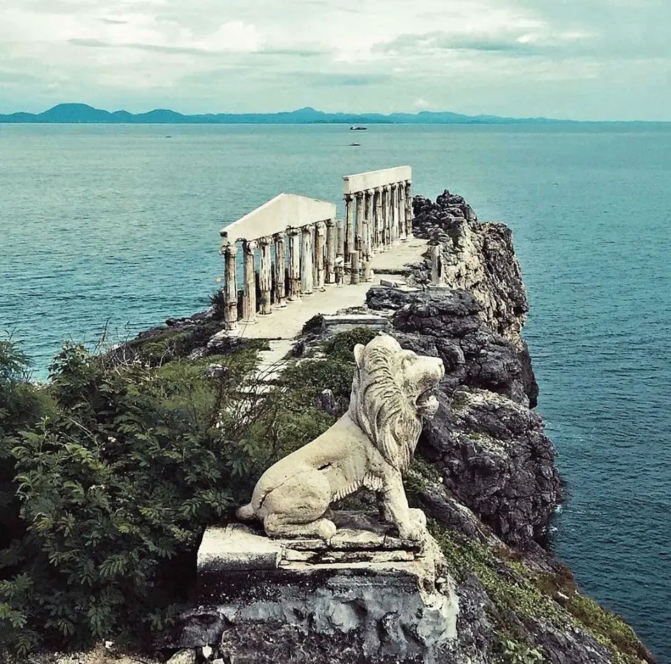 Fortune Island is one of the famous tourist spots/attractions in Batangas province.